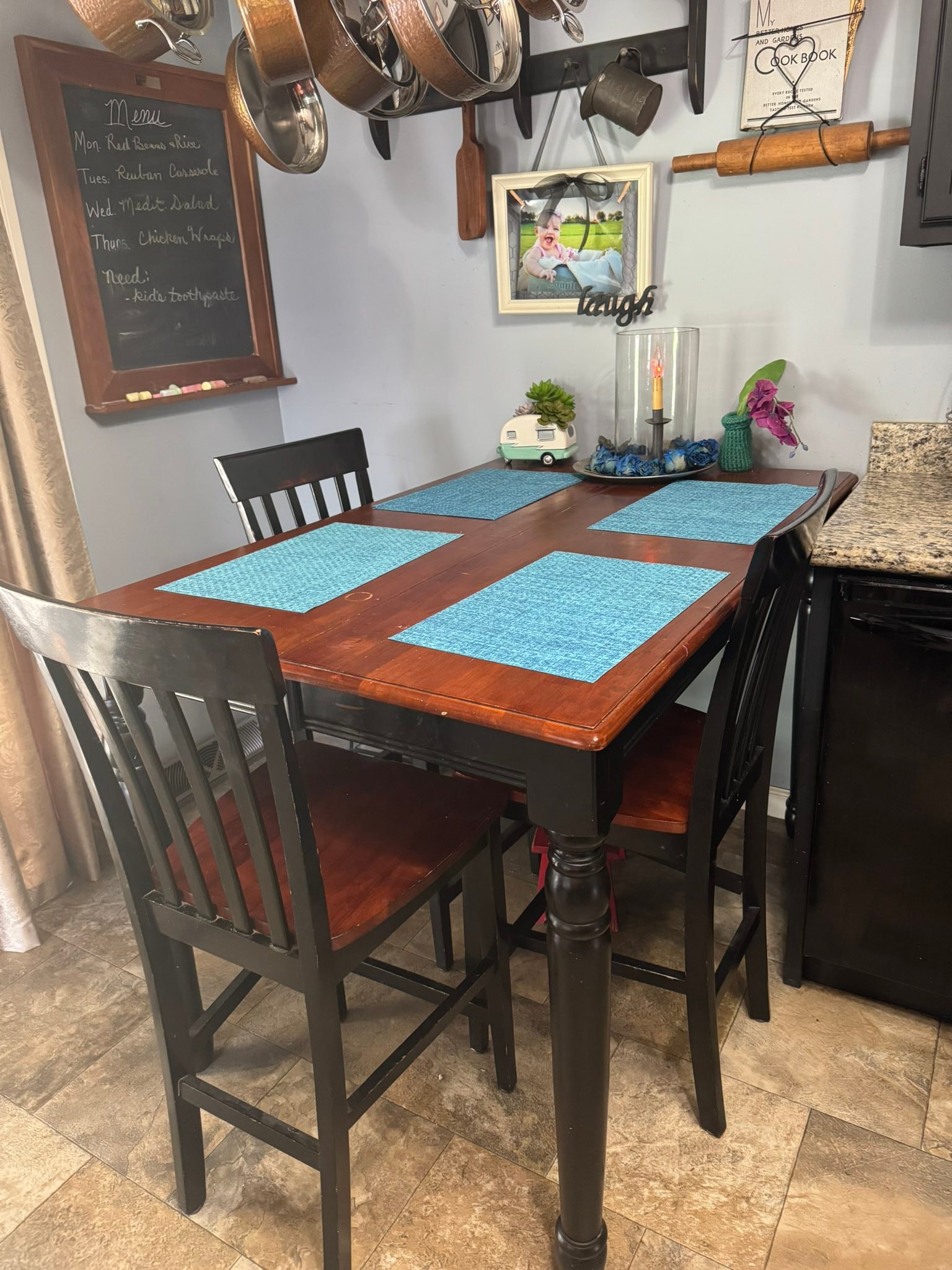 4 S@LE
Perfect  poker table, game night, family meals…..
has an extra leaf, not shown here, and
6 chairs!
💲1OO