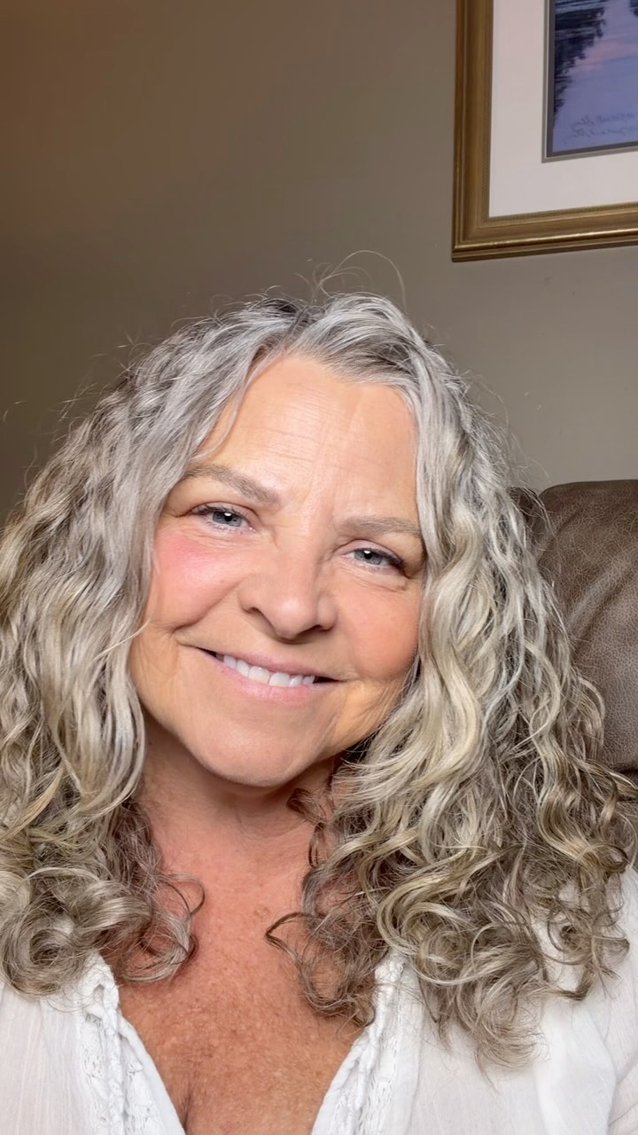 Ladies, are your ends looking older than you feel!👀#monatofficial #healthyhair #loveyourhair